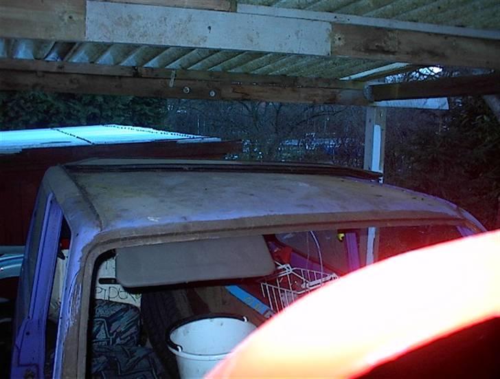 Fiat panda 83 - projektets gang! - Bilens tag og forrude som er blevet smadret imens den har stået stille. billede 4