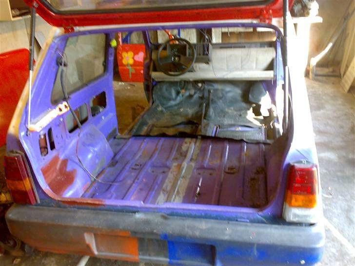 Fiat panda 83 - projektets gang! - 1. dags arbejde på bilen.. her er jeg startet med at tømme bilen for alt der ikk skal være der og så forsæderne..
9. april 2008 billede 16