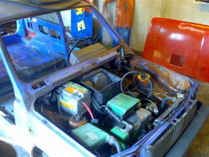 Fiat panda 83 - projektets gang! - Så røg hjelmen.. den skal have rettet buler og ha lavet scoop..
9. april 2008 billede 18