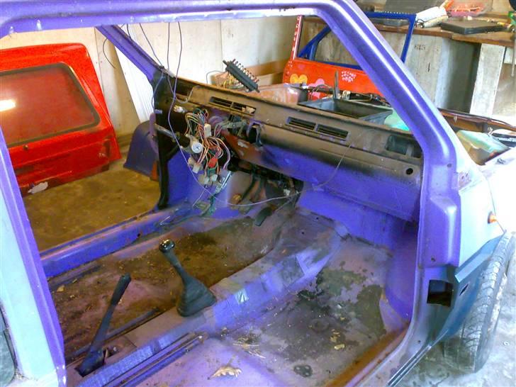 Fiat panda 83 - projektets gang! - Så var det måtter, rat og speedometer og alle instrumenterne også ud.. er ikk sikker på hva jeg vil gøre her.
9. april 2008 billede 19