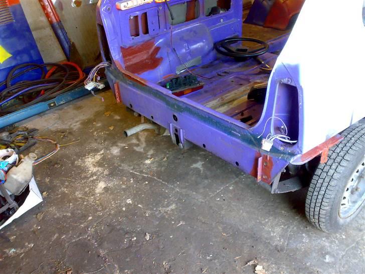 Fiat panda 83 - projektets gang! - Bagkofangeren er kommet af. har to forskellige og er ikk sikker på hvilken der kommer på endnu..
9. april 2008 billede 20