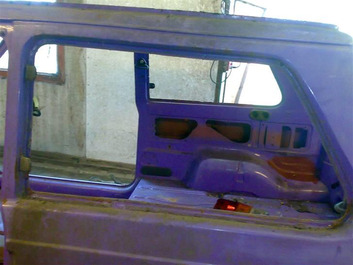 Fiat panda 83 - projektets gang! - Bagruderne var satme svære at få ud.. de sad virkelig godt fast i gummilisterne..
man kan godt se på bilen den har stået ude længe med alle de alger..
9. april 2008 billede 22