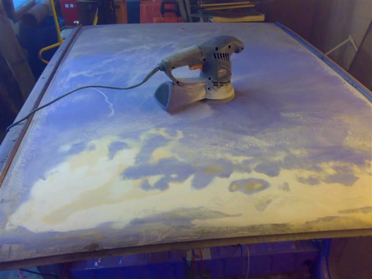 Fiat panda 83 - projektets gang! - Så er jeg begyndt at slibe lidt i taget for at finde ud hvormeget her skal laves.. det viser sig så at hele vejen hen over forruden er der en kæmpe bule som bare er spartlet ud den skal jeg selvfølgelig ha rettet...
9. april 2008 billede 23