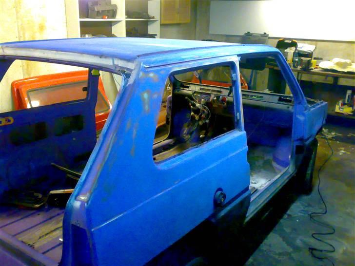 Fiat panda 83 - projektets gang! - Her er jeg begyndt på at slibe siden for ligeledes at finde ud af hvad der gemmer sig under den flotte maling (som er fuld af løbere)...
9. april 2008 billede 25