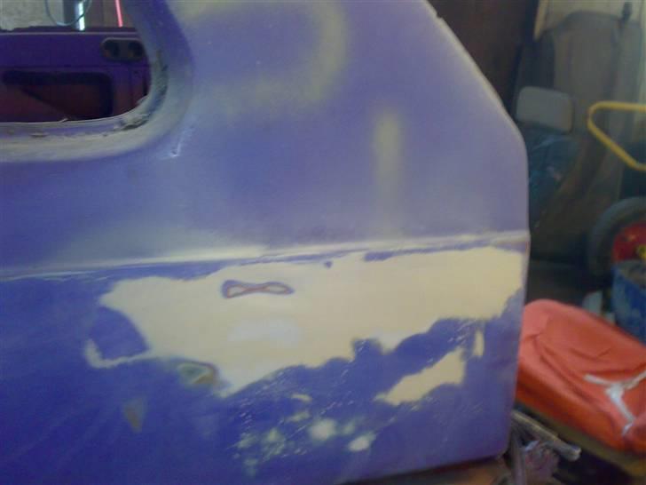 Fiat panda 83 - projektets gang! - Igår blev jeg færdig med første omgang svibning på taget og hele højre side af bilen.
idag var det så venstre side.
her er jeg igang med bagskærmen og som man kan se er der bare fyldt en masse spartel i.
under alt det spartel var der ikk andet end buler.
10. april 2008 billede 26