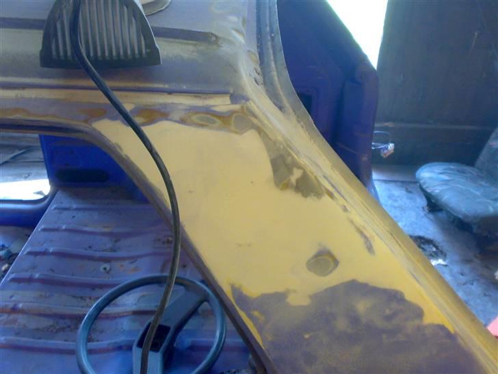 Fiat panda 83 - projektets gang! - Her er jeg igang med stolpen over bagskærmen og ligeledes her var der bare fyldt med spartel og buler.
10. april 2008 billede 27