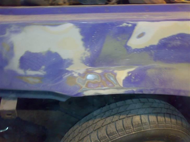 Fiat panda 83 - projektets gang! - Her er det forskærmen og det er samme snak.. buler og masse spartel.! lort.!
højre side var fin med en enkelt bule og taget er til at komme over men hele venstre side er bulet og det er nederen.!
men jeg kommer efter det.. skal lige ha noget værktøj med hjem fra arbejde i weekenden så jeg kan komme igang med at rette buler.. forskærmen er næsten rettet med en tømmerhammer!! ha!
10. april 2008 billede 30