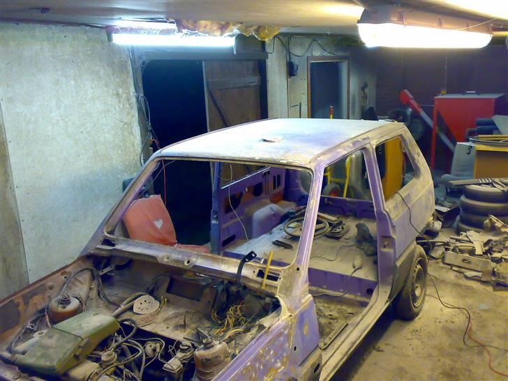 Fiat panda 83 - projektets gang! - Overblik a bilen sidst på aftenen..
imorgen gæller det døre og klapper ellers skal der rettes buler. (en rigtig hygge weekend)
10. april 2008 billede 32