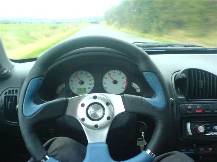 Citroen Saxo VTS 8V projekt/styling UPDATE 7-7-08 - Fik monteret mit sports rat med nav, synes selv det pynter lidt samt man holder klart bedre omkring det end på et standart saxo rat. OG ingen airbag lampe der lyser, gav den en modstand på størrelse med en airbag så den ikk lyser. billede 6