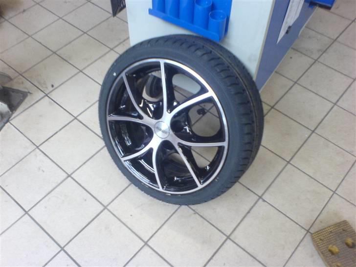 Citroen Saxo VTS 8V projekt/styling UPDATE 7-7-08 - Mine fælge jeg fik hjem d 11-4-08 =) var som juleaften.. Håber de kommer til at stå godt til den hvide farve. billede 11