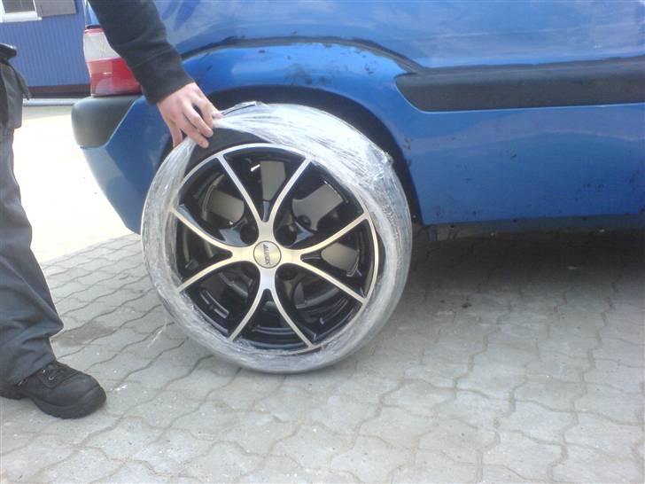 Citroen Saxo VTS 8V projekt/styling UPDATE 7-7-08 - Lige for at danne et indtryk, det sorte der er på skærmforøgeren, er rudelim har givet alle mine lister det, så de aldrig kommer der fra igen, samt fordi jeg skal have spartlet listerne clean med bilen. billede 12