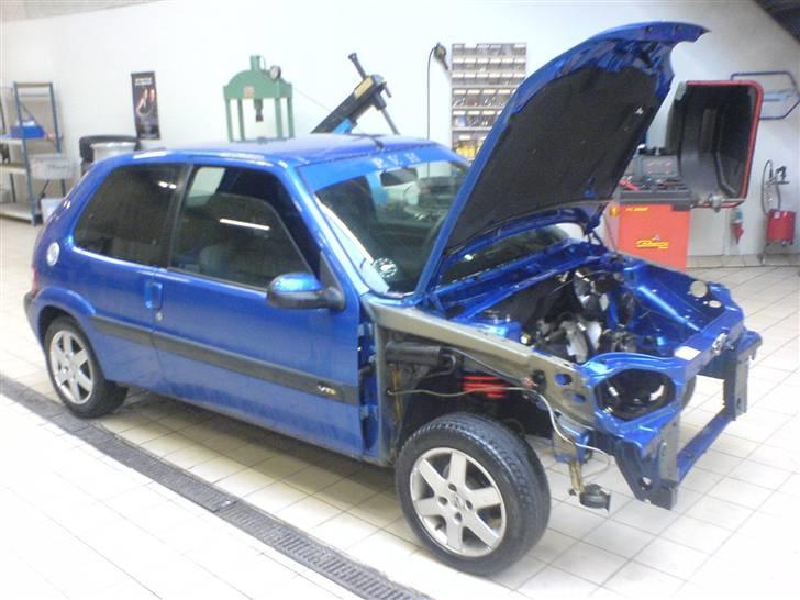Citroen Saxo VTS 8V projekt/styling UPDATE 7-7-08 - Så er kværnen sku kommet ud, det gjorde mig og en kollega. Gik smerte frit og uden nogle form for problemer.

Tak til Dennis H for hjælp til at få kastet motoren ud billede 14