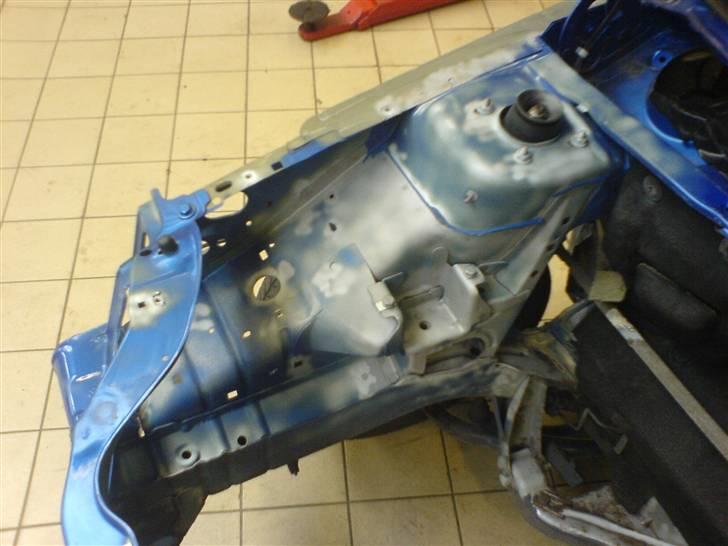 Citroen Saxo VTS 8V projekt/styling UPDATE 7-7-08 - Så fik jeg sandblæst de steder hvor rusten har med at angribe først, ved motor ophæng osv. dvs ingen rust over hovedet i motorrummet, så er godt tilfreds. Så mangler jeg bare en god grunder og få det spartlet clean og lakeret det. billede 15