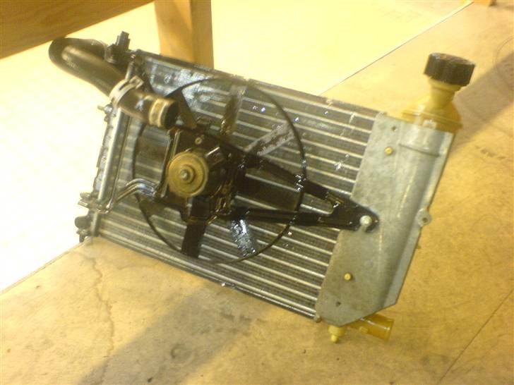 Citroen Saxo VTS 8V projekt/styling UPDATE 7-7-08 - Køleren fik også en tur med en omgang rens, og derefter hedevandsrenser.. "næsten" som ny hehe, den køler hvertfald bedre nu, for der var satme mange fluer og døde dyr der i billede 20