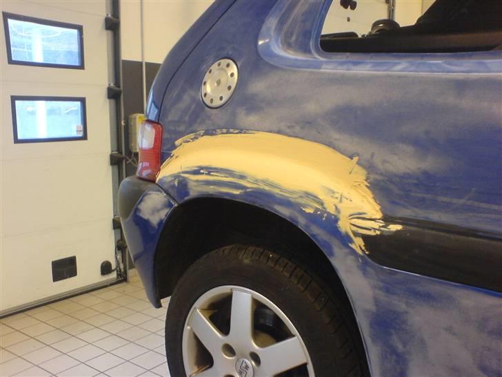 Citroen Saxo VTS 8V projekt/styling UPDATE 7-7-08 - Idag begyndte jeg at indspartle mine lister/skærmforøgere. 

Første lag spartel billede 25