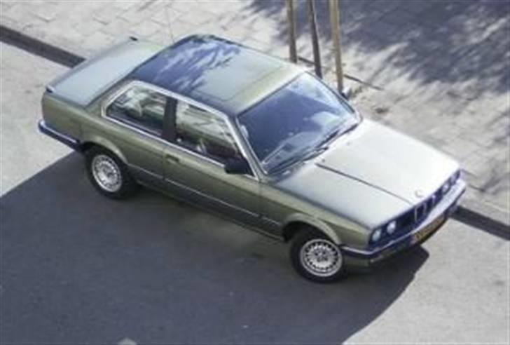 BMW Billeder - Opdateres løbende -  - Fuldstændigt standard BMW E30 - taget fra fugleperspektiv. billede 165