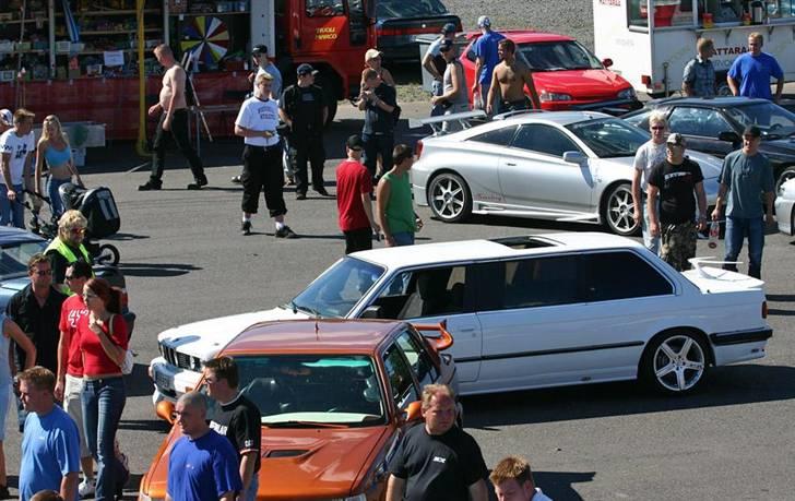 BMW Billeder - Opdateres løbende -  - BMW E30 limousine - de har da vist ikke været alt for smarte dem, der har bygget den... man burde nok have ombygget en 4-dørs, for der er sgu ikke meget luksus i, at folk skal kravle ind bag forsæderne... billede 167