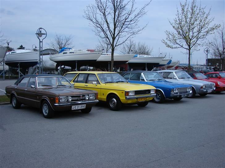 Svanbjerg Slæberen: Ekstra materiale.... - Her har vi så samlet et lille udpluk af Svanbjerg Klanens samling af Tysk Ford på havnen i Roskilde......... Set fra venstre mod højre: Svanbjerg Klanens Taunus GXL, Svanbjerg Klanens Granada Van, Peddersens p7b 26m HardTop oog Formandens p5 20m HardTop..........
Vi måtte desværre lade en Taunus mk IV og en Escort mk II blive hejmme, da vi ikke havde kørekort, eller autotrailere nok! ;-)
 billede 5