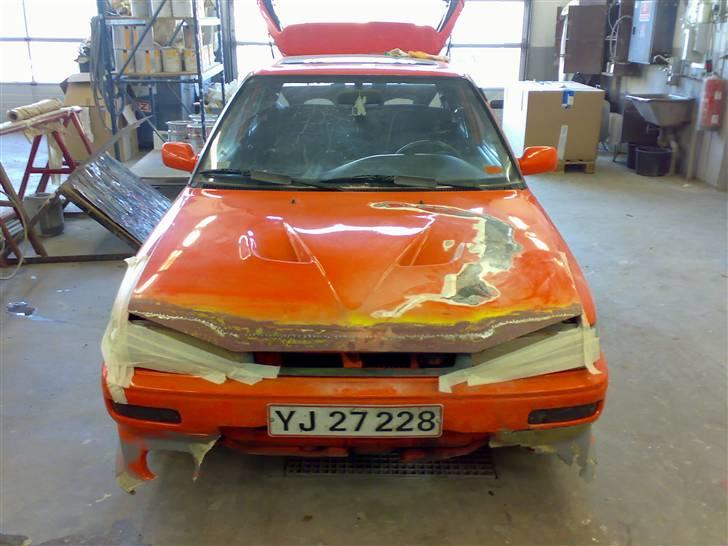 Min arbejdsplads (autolaker) - Lille skade på min gamle bil efter lidt kørsel i et skilt. hehe fik også lige lavet badboy billede 13