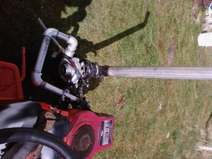 Min havetraktor med turbo - Her er rør fra turboen monteret til indsugningen og den kører fint. Den kan desuden fløjte billede 6