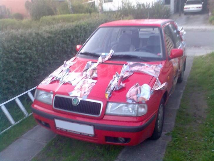 Porno-Bilen - Kl. 6 (om morgenen) næste dag i indkørslen - Taget D. 17/04-07 billede 9