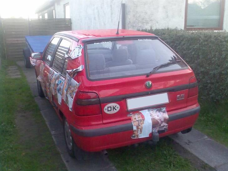 Porno-Bilen - Kl. 6 (om morgenen) næste dag i indkørslen - Taget D. 17/04-07 billede 12