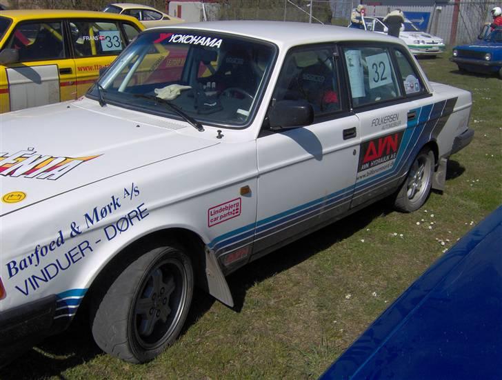 Volvo Original Cup Rally på Fyn - Lækre staferinger som da Volvo deltog i Grp.A med 242 Turbo. 
Og lige som Kent's skønne Volvo 244 Turbo her på bilgalleri. http://www.bilgalleri.dk/html/gal_visbil.asp?ID=86493 billede 8
