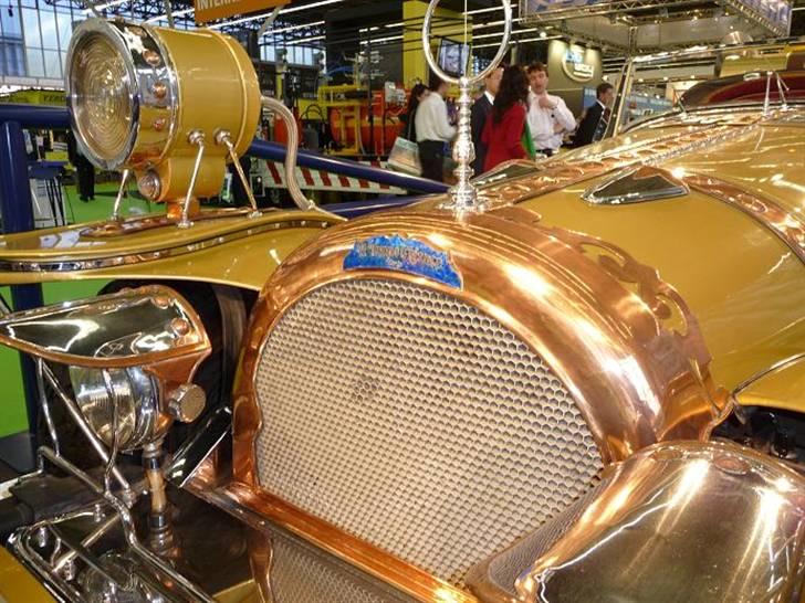 Il Tempo Gigante - 1 af grundene til bilen vejeer så meget er den store mængde kobber der er brugt til at bygge bilen.
Samt at den rummer hele 2 V8 motore der til sammen yder over 1000 HK. billede 6