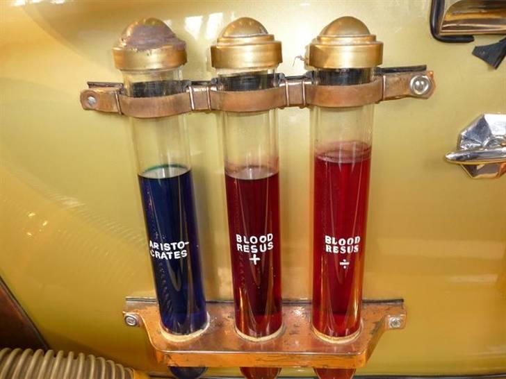 Il Tempo Gigante - Ja som i filmen er der skam også tilføjet blod "hvis uheldet skulel være ude" som han siger :-)
Både til de positive og negative samt de kongelige blod typer :-) billede 10