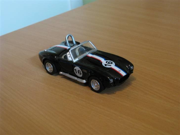 Mine Modelbiler (Flest Ford) - AC Cobra som jo næsten er en Ford.. De brugte jo Ford motorer.. denne er en billig fra Fakta scala 1:43 billede 35