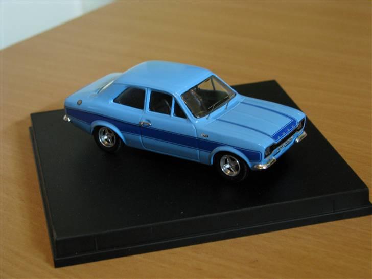 Mine Modelbiler (Flest Ford) - Escort RS2000 mk1 1:43 Trofeu
Denne er lidt sjælden.. 1 ud af 250stk der er produceret i Olympic Blue 
Det var nogle den Engelske AVO Club fik special fremstillet..

Måtte jeg jo eje da jeg har en i fuld størrelse :-D billede 18