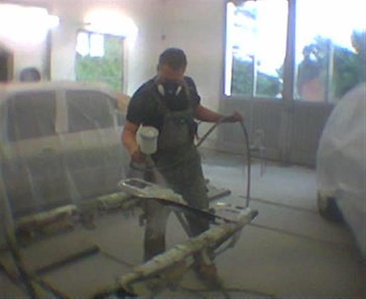 TFT skærm i escort 96- - Der grundes med alm primer, og plastik primer. Deréfter gives et ordeligt lag sprøjtespartel ! billede 18