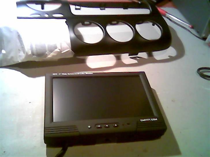 TFT skærm i escort 96- - Skærmen pakkes ud og størrelsen tjekkes, her er det en 7" touch fra www.cartft.de billede 4