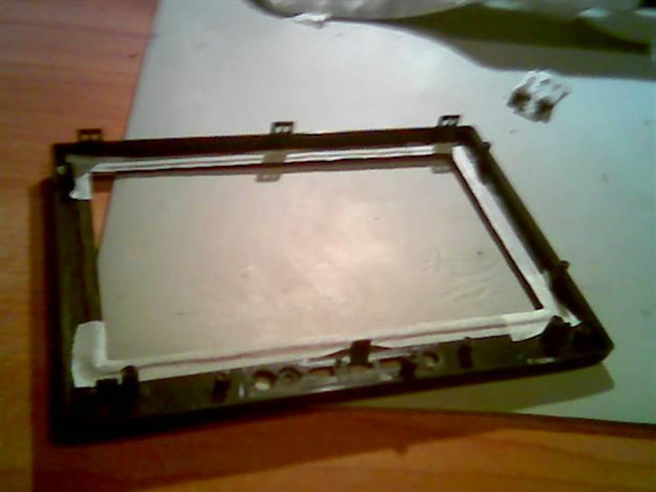TFT skærm i escort 96- - Dæk selve rammen godt af, og kun den del af rammen som ikke skal indstøbes af lim billede 7