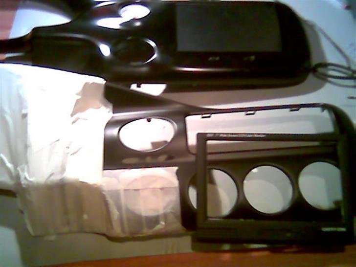 TFT skærm i escort 96- - Der måles op til det der skal skæres væk på panelet ! billede 8