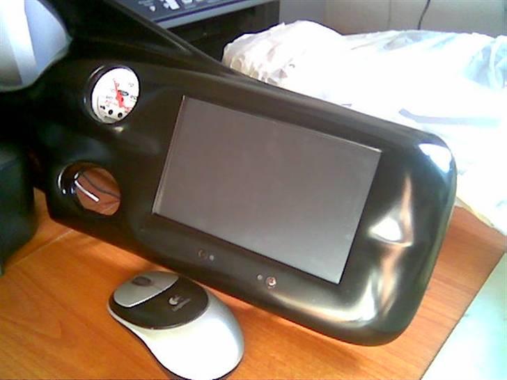 TFT skærm i escort 96- - Det færdige resultat ! Det er bare godt ud :-) 

Nu har i nok bemærket at varme reguleringsknapperne er væk, men er lidt indivudelt hvordan man klare den, de kan eks vis flyttes, eller som jeg har gjordt styret dem med servomotorer! billede 20