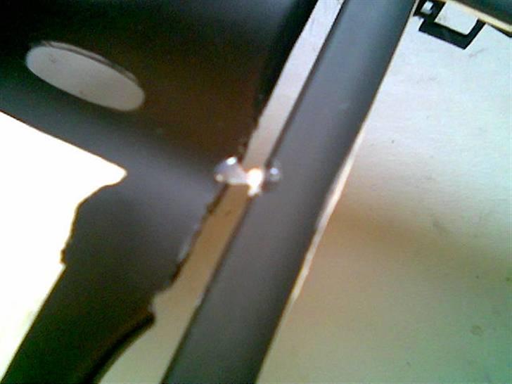 TFT skærm i escort 96- - Rammen limes fast med varmelim ! bemærk det kun er nogle enkelte klatter der skal fjernes igen, altså det er kun til at pasificere rammen indtil 2komponent limen er tør ! billede 13