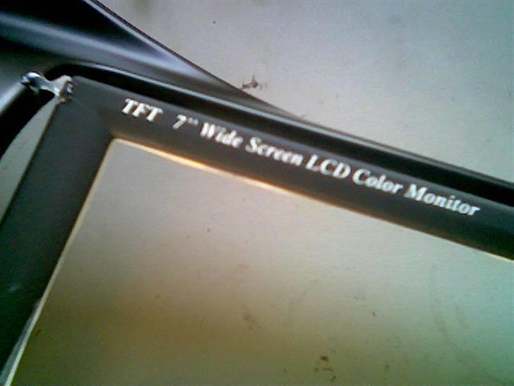 TFT skærm i escort 96- - Rammen limes fast med varmelim ! bemærk det kun er nogle enkelte klatter der skal fjernes igen, altså det er kun til at pasificere rammen indtil 2komponent limen er tør ! billede 12