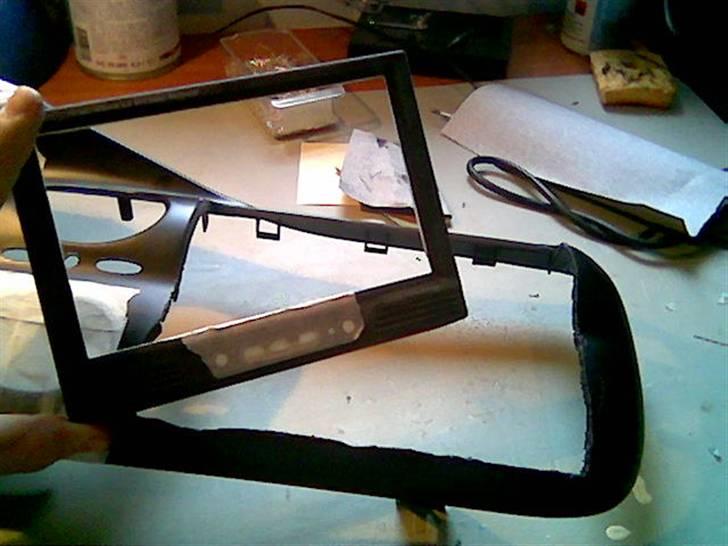 TFT skærm i escort 96- - Rammen tjekkes om den passer ordenligt i panelet! billede 11