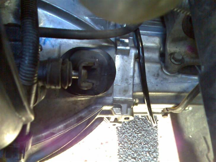 Nissan Almera Tino 2,2 Dci Visia - Spritny gearkasse efter 37000 km, har desværre ikke billeder af den gamle. Den havde fem store huller i og hele differentialet var skudt ud af den. Har fået forskellige udtalelser fra Nissan omkring holdbarheden af deres gearkasser, men jeg har aldrig før smadret en gearkasse. Hvis det er japansk kvalitet er jeg decideret skuffet, jeg håber bare det var en fejl i den... billede 38