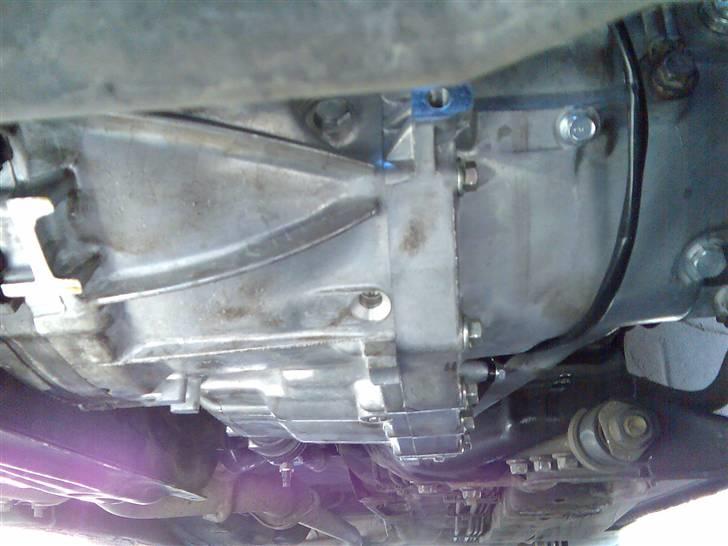 Nissan Almera Tino 2,2 Dci Visia - Spritny gearkasse efter 37000 km, har desværre ikke billeder af den gamle. Den havde fem store huller i og hele differentialet var skudt ud af den. Har fået forskellige udtalelser fra Nissan omkring holdbarheden af deres gearkasser, men jeg har aldrig før smadret en gearkasse. Hvis det er japansk kvalitet er jeg decideret skuffet, jeg håber bare det var en fejl i den... billede 39