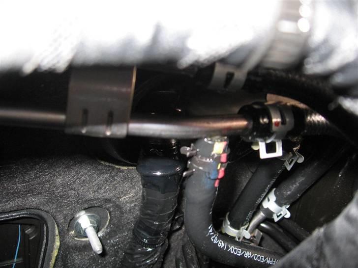 Anlæg i Suzuki Swift - Kablet er hvidt og kommer fra højre over bremseforstærker (50mm2) billede 1