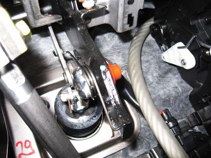 Anlæg i Suzuki Swift - Kommer ud ved pedalerne fra ventilationsanlæget billede 2