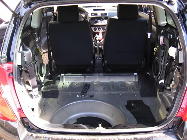 Anlæg i Suzuki Swift - Det er så suzuki's svar på støjdæmpning = ingen.... billede 5