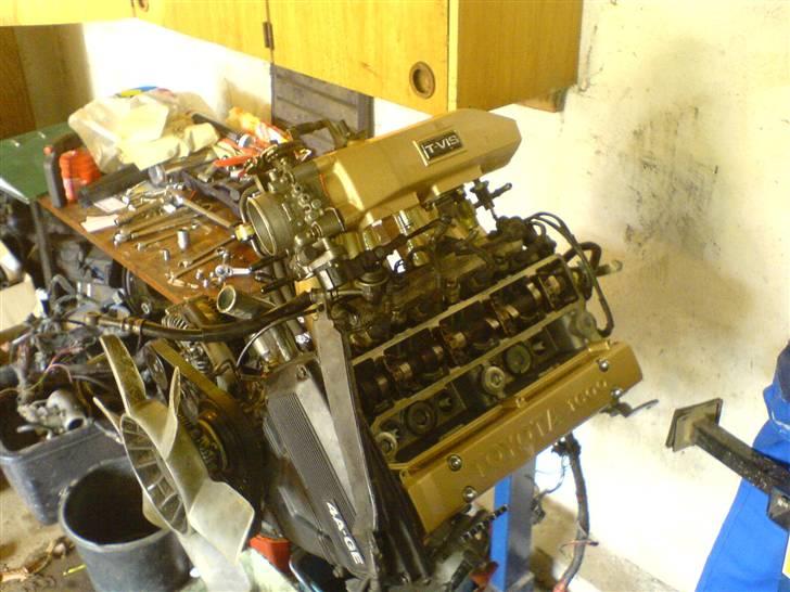 Toyota Corolla Coupé AE86 - Motoren lige ved at være klar til at blive monteret. billede 14