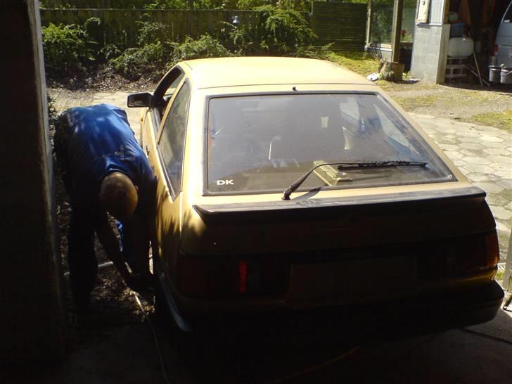 Toyota Corolla Coupé AE86 - Lige lidt luft i dækkene, da den har stået lidt for længe, eller rettere MEGET for længe :-) billede 15