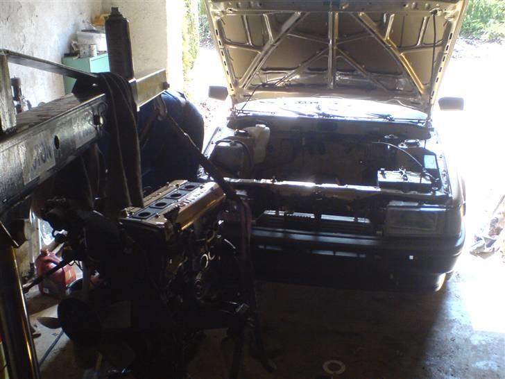 Toyota Corolla Coupé AE86 - Der står hun jo bare og åbner gabet og venter på guldklumpen kommer i hehe :-) billede 17