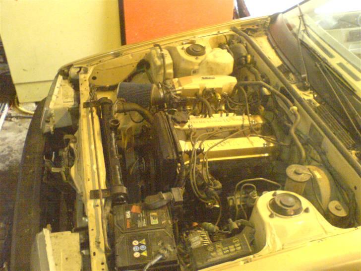 Toyota Corolla Coupé AE86 - Og det tog kun 1 times tid så kunne hun starte, og kørte de første 3 meter, da den blev kørt i garagen. Nu skal den bare synes og så skal jeg lige ha de sidste ting malet og ordnet :-) billede 20