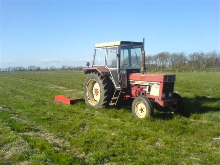 Hjemme på gården - Ih 844 med brakpudser billede 8