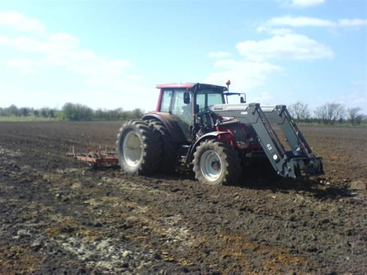Hjemme på gården - Valtra N121 med såbeds harve, tvilinge dæk og frontlæser. billede 10